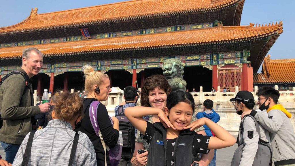 China adoptee girl with adoptive mom pose with smiles while on Holt China tour