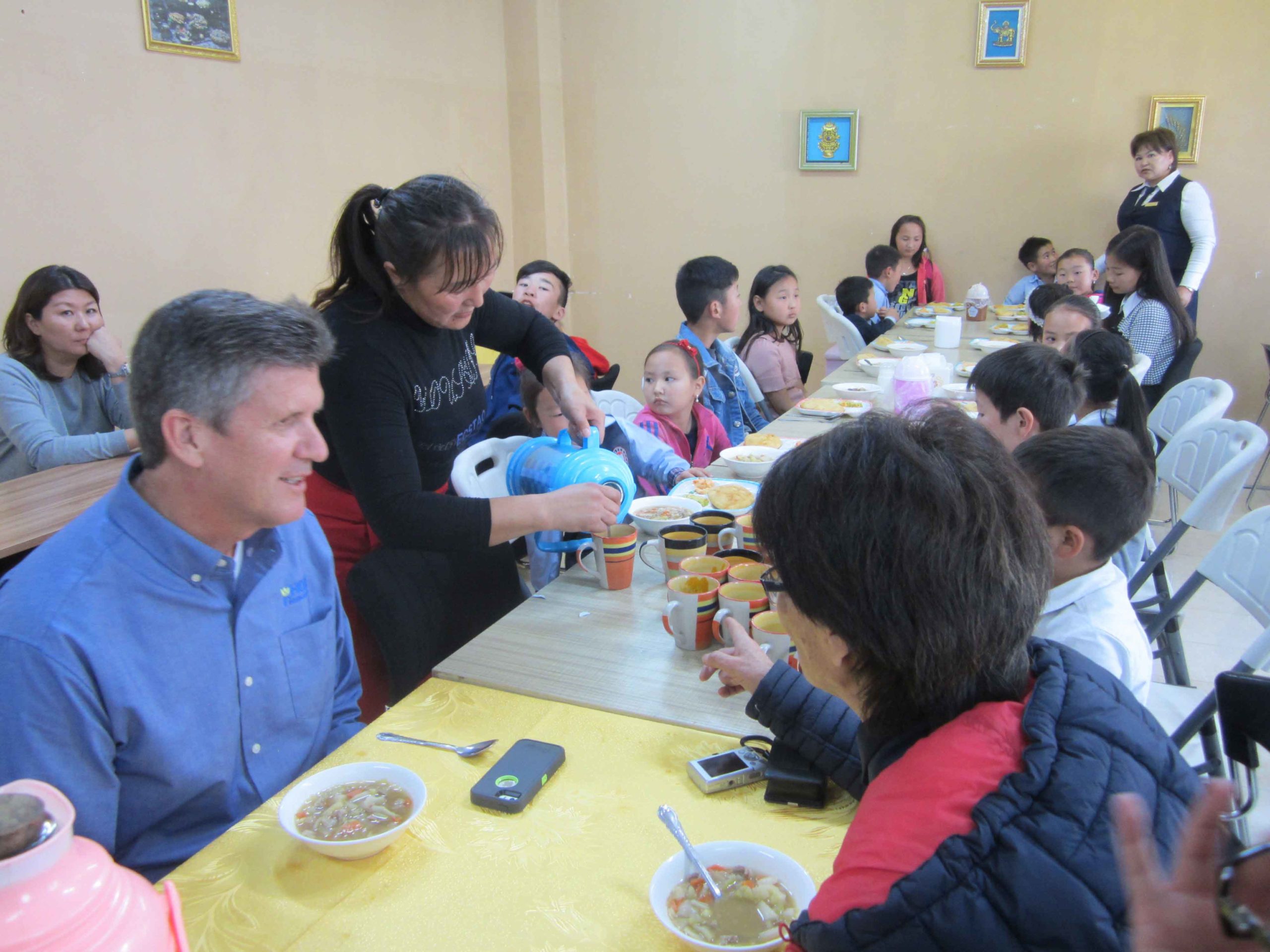 Children eating lunch with Phil Littleton